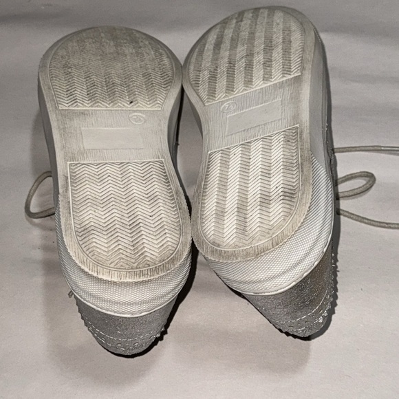Just Fab Wilma Silver lace up oxfords sneakers Sz 7 1/2 - Picture 6 of 7